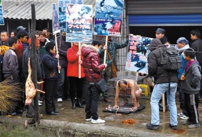 行為藝術(shù)家裸身抵制吃狗肉